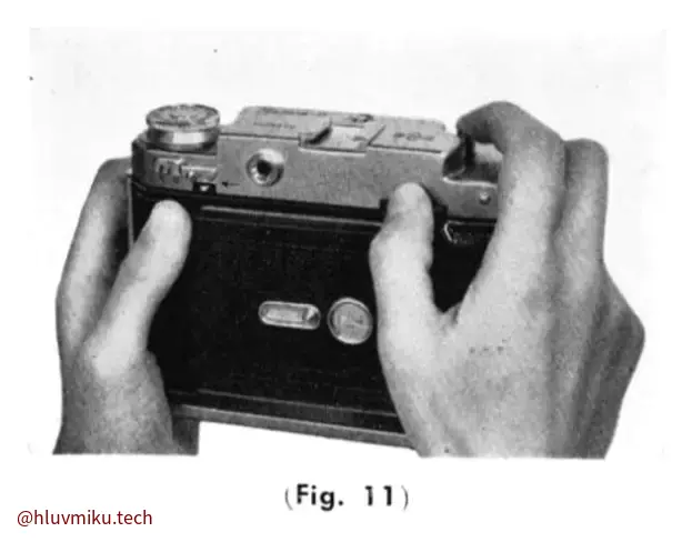 图11 — 持机姿势背面